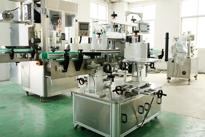 Автоматическая двухсторонняя этикетировочная машина с самоклеющейся пленкой 